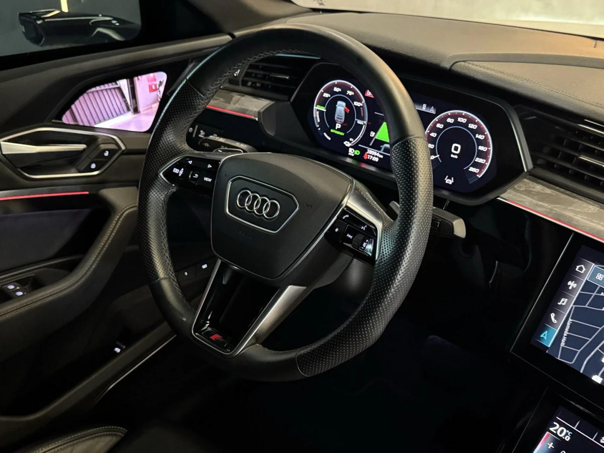 Audi E-tron — foto 19