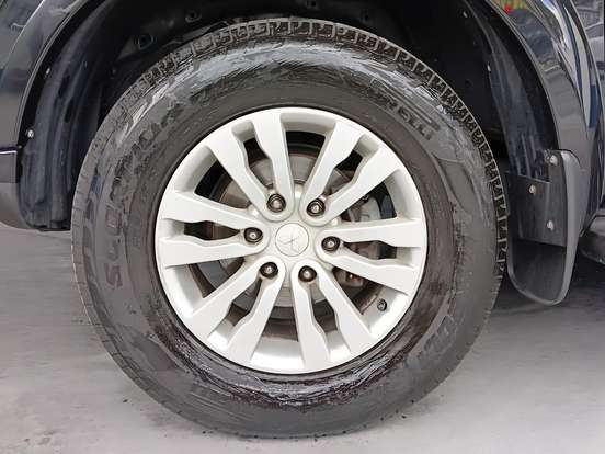 MITSUBISHI-PAJERO-2015
