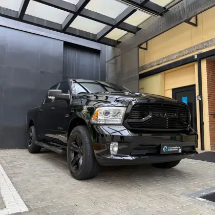 RAM CLASSIC 5.7 V8 GASOLINA LARAMIE NIGHT EDITION CD 4X4 AUTOMÁTICO