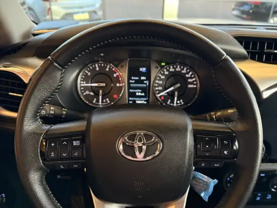 TOYOTA-HILUX-2.8 D-4D TURBO DIESEL CD SRX PLUS 4X4 AUTOMÁTICO TOYOTA-HILUX-2024