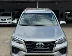 TOYOTA HILUX SW4 2.8 D-4D TURBO DIESEL SRX 7L 4X4 AUTOMÁTICO TOYOTA HILUX SW4 2.8 D-4D TURBO DIESEL SRX 7L 4X4 AUTOMÁTICO