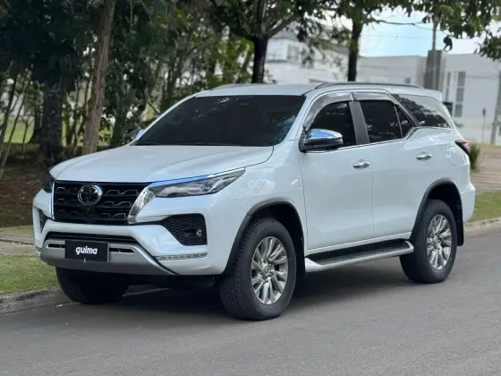 TOYOTA HILUX SW4 2.8 D-4D TURBO DIESEL SRX 7L 4X4 AUTOMÁTICO
