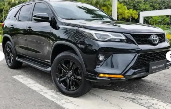 TOYOTA HILUX SW4 2.8 D-4D TURBO DIESEL SRX PLATINUM 7L 4X4 AUTOMÁTICO