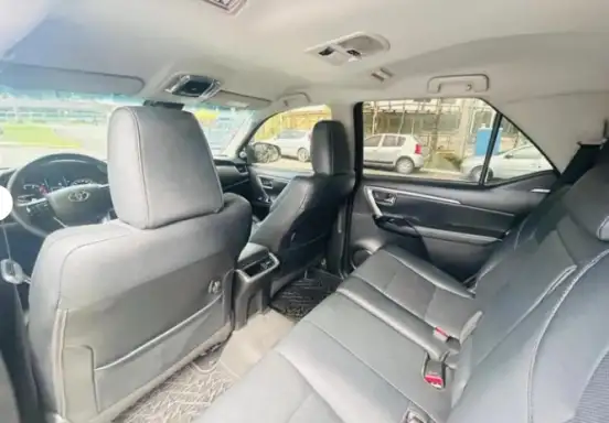 TOYOTA-HILUX SW4-2023