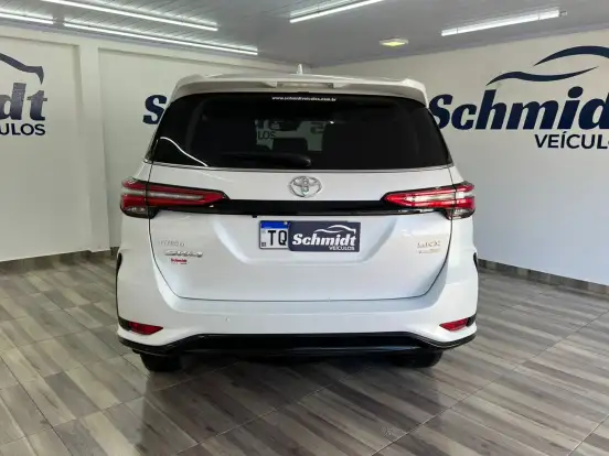 TOYOTA-HILUX SW4-2025