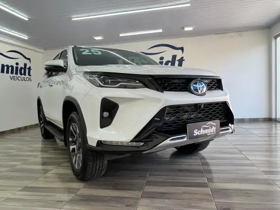 TOYOTA-HILUX SW4-2025