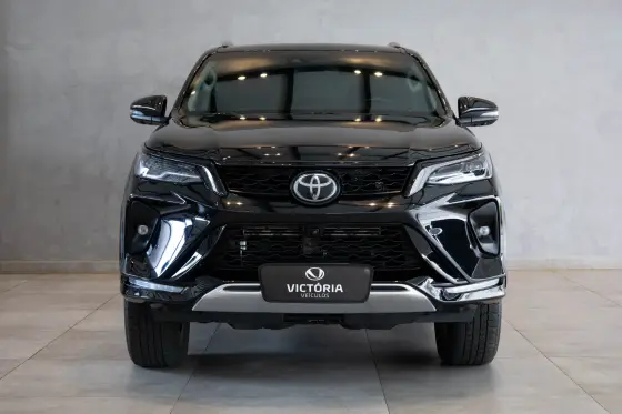 TOYOTA HILUX SW4 2.8 D-4D TURBO DIESEL SRX PLATINUM 7L 4X4 AUTOMÁTICO