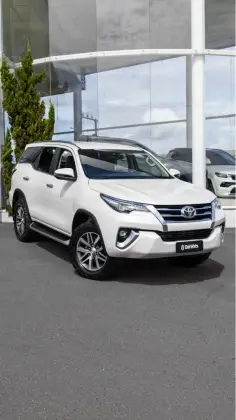 TOYOTA HILUX SW4 2.8 SRX 4X4 7 LUGARES 16V TURBO INTERCOOLER DIESEL 4P AUTOMÁTICO