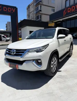 TOYOTA HILUX SW4 2.8 SRX 4X4 7 LUGARES 16V TURBO INTERCOOLER DIESEL 4P AUTOMÁTICO