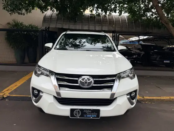 TOYOTA HILUX SW4 2.8 SRX 4X4 7 LUGARES 16V TURBO INTERCOOLER DIESEL 4P AUTOMÁTICO