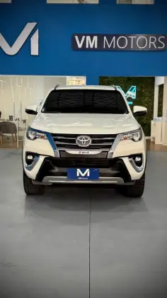 TOYOTA HILUX SW4 2.8 SRX DIAMOND 4X4 7 LUGARES 16V TURBO INTERCOOLER DIESEL 4P AUTOMÁTICO