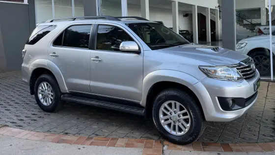 TOYOTA HILUX SW4 3.0 SRV 4X4 7 LUGARES 16V TURBO INTERCOOLER DIESEL 4P AUTOMÁTICO