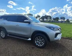 TOYOTA HILUX SW4 2.8 D-4D TURBO DIESEL SRX 7L 4X4 AUTOMÁTICO TOYOTA HILUX SW4 2.8 D-4D TURBO DIESEL SRX 7L 4X4 AUTOMÁTICO