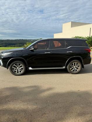 TOYOTA HILUX SW4 2.8 SRX 4X4 7 LUGARES 16V TURBO INTERCOOLER DIESEL 4P AUTOMÁTICO