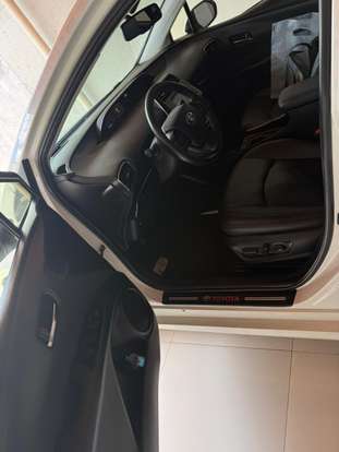 TOYOTA-PRIUS-2019