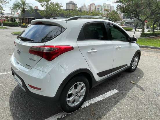 HYUNDAI-HB20X-2013
