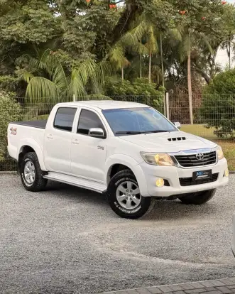TOYOTA-HILUX-2014