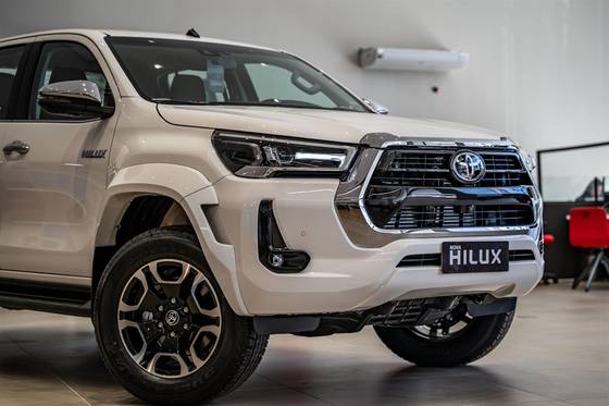 TOYOTA HILUX 2.8 D-4D TURBO DIESEL CD SRX PLUS 4X4 AUTOMÁTICO