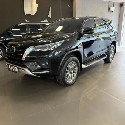 TOYOTA HILUX SW4 2.8 D-4D TURBO DIESEL SRX 7L 4X4 AUTOMÁTICO