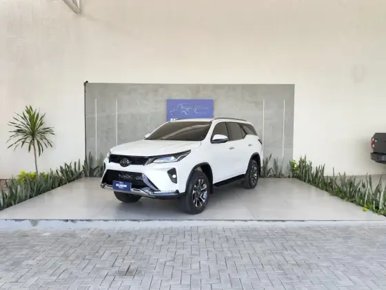 TOYOTA HILUX SW4 2.8 D-4D TURBO DIESEL SRX PLATINUM 7L 4X4 AUTOMÁTICO