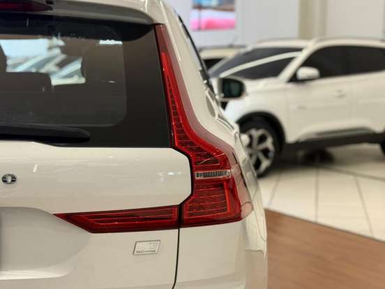 VOLVO-XC60-2023
