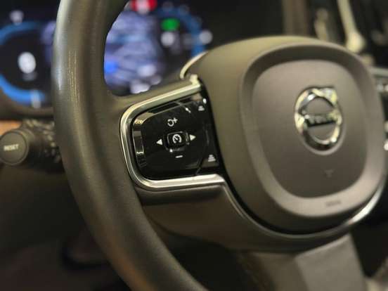 VOLVO-XC60-2023