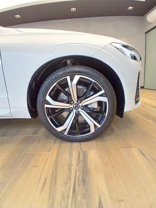 VOLVO-XC60-2024