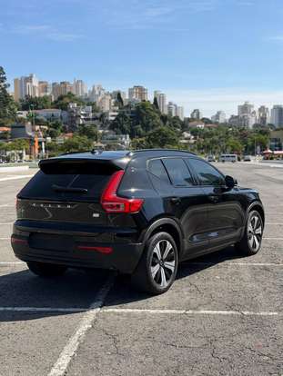 VOLVO-XC40-2022