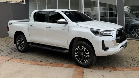 TOYOTA HILUX 2.8 D-4D TURBO DIESEL CD SRX 4X4 AUTOMÁTICO TOYOTA HILUX 2.8 D-4D TURBO DIESEL CD SRX 4X4 AUTOMÁTICO