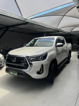 TOYOTA HILUX 2.8 D-4D TURBO DIESEL CD SRX 4X4 AUTOMÁTICO