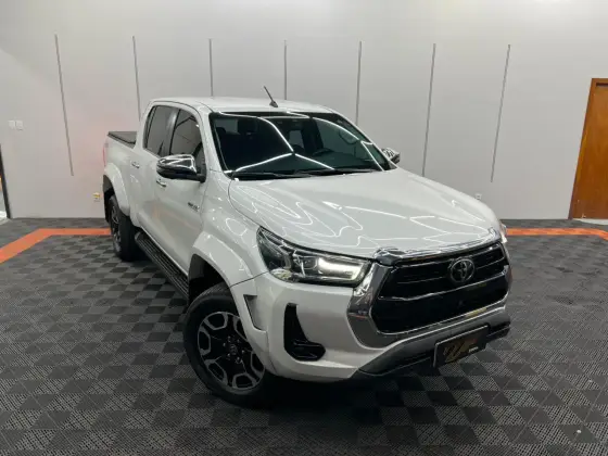 TOYOTA HILUX 2.8 D-4D TURBO DIESEL CD SRX PLUS 4X4 AUTOMÁTICO