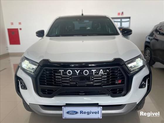 TOYOTA HILUX 2.8 D-4D TURBO DIESEL CD GR-S 4X4 AUTOMÁTICO