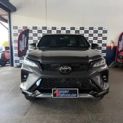 TOYOTA HILUX SW4 2.8 D-4D TURBO DIESEL DIAMOND 7L 4X4 AUTOMÁTICO