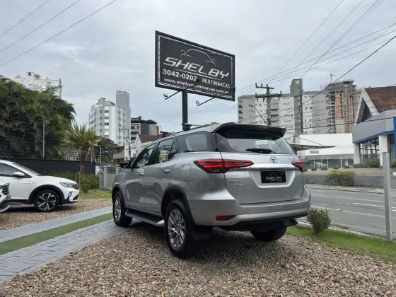 TOYOTA HILUX SW4 2.8 D-4D TURBO DIESEL SRX 4X4 AUTOMÁTICO TOYOTA HILUX SW4 2.8 D-4D TURBO DIESEL SRX 4X4 AUTOMÁTICO