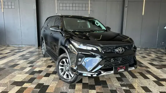 TOYOTA HILUX SW4 2.8 D-4D TURBO DIESEL SRX PLATINUM 7L 4X4 AUTOMÁTICO