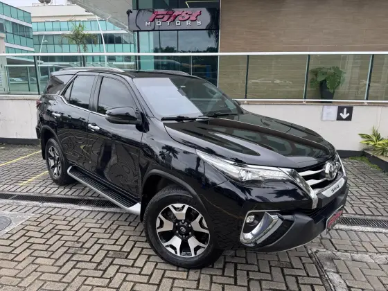 TOYOTA HILUX SW4 2.8 SRX DIAMOND 4X4 7 LUGARES 16V TURBO INTERCOOLER DIESEL 4P AUTOMÁTICO