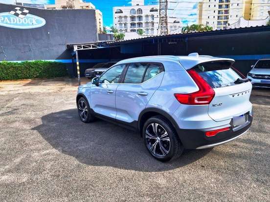VOLVO-XC40-2021