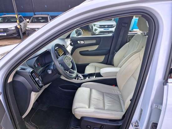 VOLVO-XC40-2021
