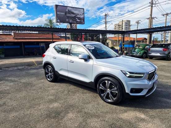VOLVO-XC40-2021