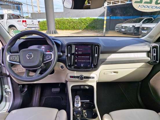 VOLVO-XC40-2021