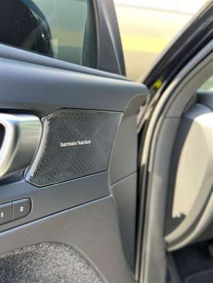 VOLVO-XC40-2023