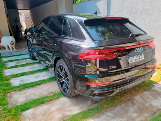 AUDI-Q8-2021