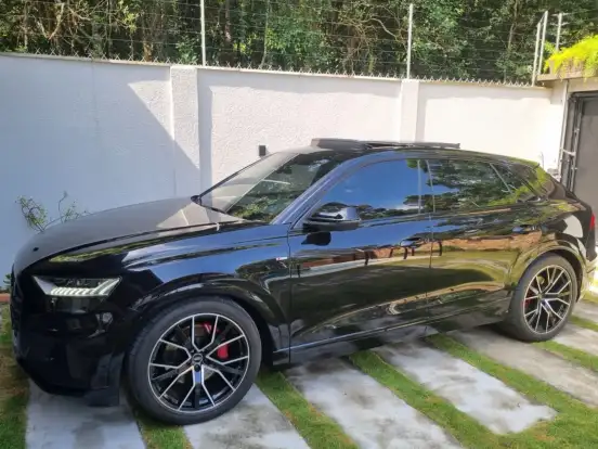 AUDI-Q8-2021