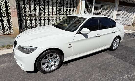 BMW-318i-2012