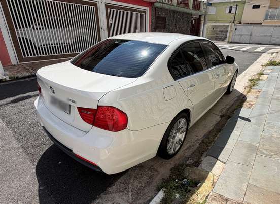 BMW-318i-2012