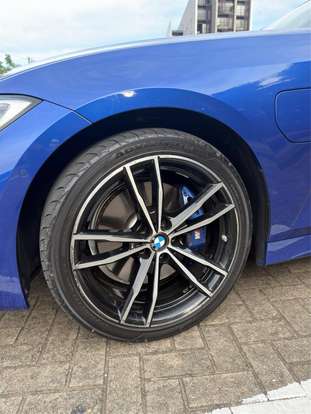 BMW-330e-2020