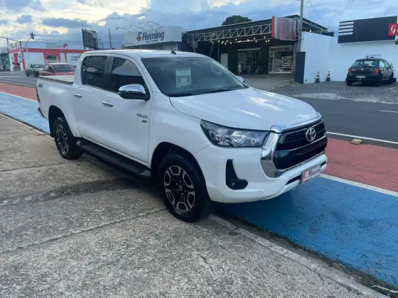 TOYOTA HILUX 2.7 VVT-i FLEX CD SRV 4X4 AUTOMÁTICO TOYOTA HILUX 2.7 VVT-i FLEX CD SRV 4X4 AUTOMÁTICO
