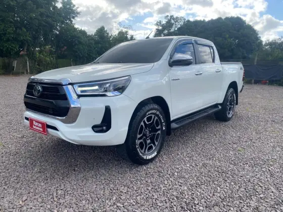 TOYOTA HILUX 2.8 D-4D TURBO DIESEL CD SRX 4X4 AUTOMÁTICO TOYOTA HILUX 2.8 D-4D TURBO DIESEL CD SRX 4X4 AUTOMÁTICO