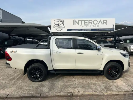 TOYOTA HILUX 2.8 D-4D TURBO DIESEL CD SRX 4X4 AUTOMÁTICO