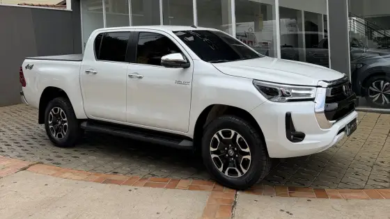 TOYOTA HILUX 2.8 D-4D TURBO DIESEL CD SRX 4X4 AUTOMÁTICO